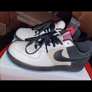 Nike Air Force 1 men’s shoe. Black/greySize 11. Box & additional laces included.